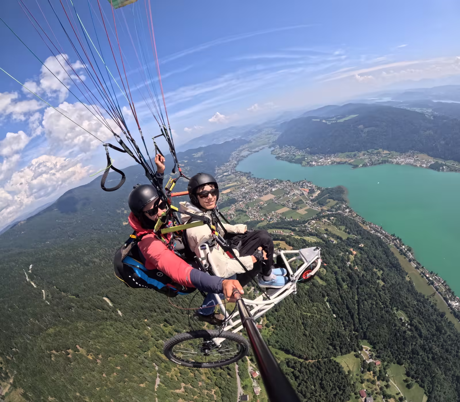 Tandempilot und Passagier im Airchair über dem Ossiacher See
