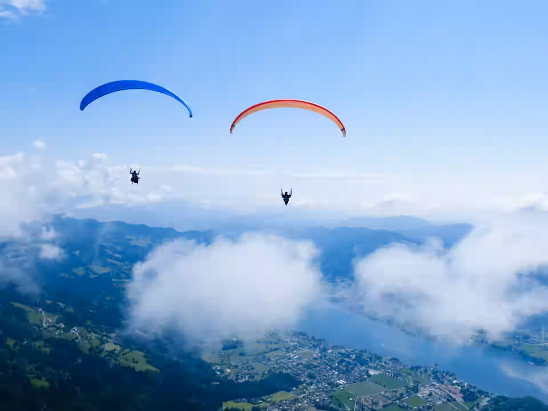 Tandem-Paraglider im Flug über dem Ossiacher See